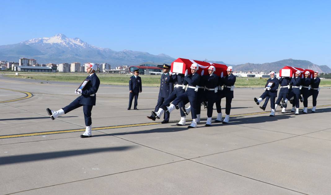 Uçak kazasında şehit olan 2 albay için komutanlıkta tören 35